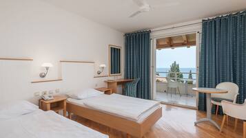 Chambre avec lits jumeaux, balcon, vue partielle sur la mer | Minibar, bureau, lits bébé (gratuits), draps fournis