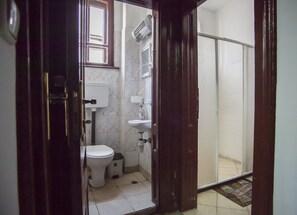 Douche, articles de toilette gratuits, sèche-cheveux