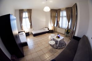 Chambre Triple Classique | Fer et planche à repasser, Wi-Fi gratuit, draps fournis