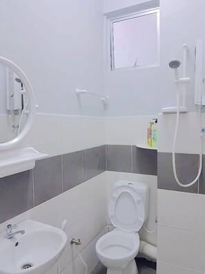 3 Bedroom Apartment | Bathroom | Shower, free toiletries, slippers, towels - Triple J (Tanah Rata)