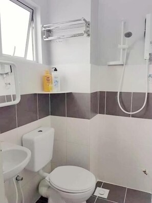 3 Bedroom Apartment | Bathroom | Shower, free toiletries, slippers, towels - Triple J (Tanah Rata)