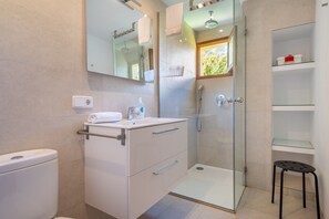 Badewanne, Haartrockner, Handtücher