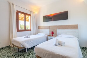 3 bedrooms, iron/ironing board, free WiFi, bed sheets