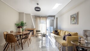 Un salon moderne comprenant un coin repas, un canapé, une table basse et une cheminée.