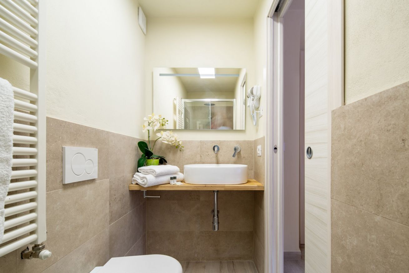 Doccia, asciugacapelli, bidet, shampoo