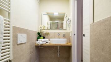 Doccia, asciugacapelli, bidet, shampoo
