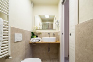 Shower, hair dryer, bidet, shampoo - Arnolfo Elegant Apartment in via dei Calzaiuoli in Florence by Mmega (Firenze)