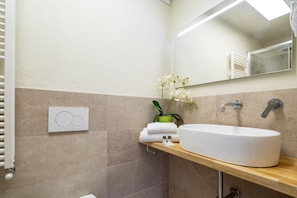Douche, sĂšche-cheveux, bidet