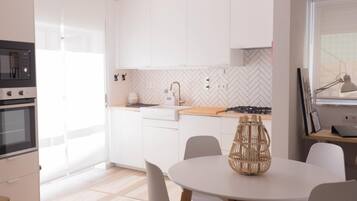 Frigorífic, microones, forn i cafetera i tetera