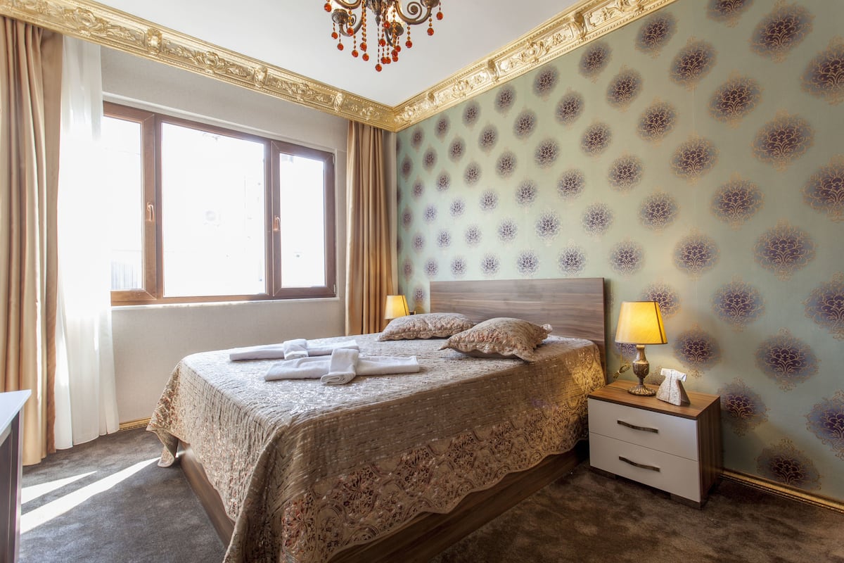 Premium bedding, in-room safe, desk, iron/ironing board