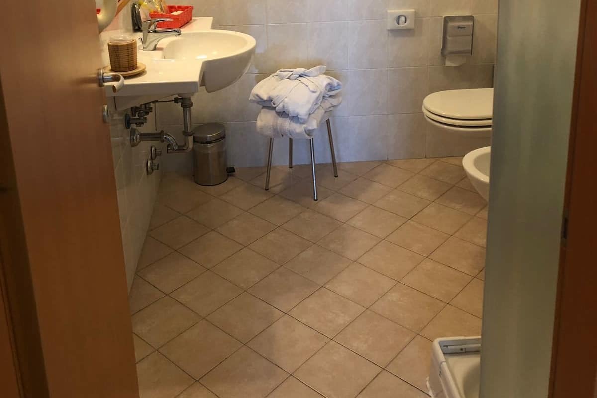Un baño con lavamanos, inodoro y ducha.