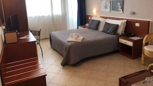 A hotel room with a bed, a desk, a chair, and a nightstand. - Hotel Petrarca (Boara Pisani)