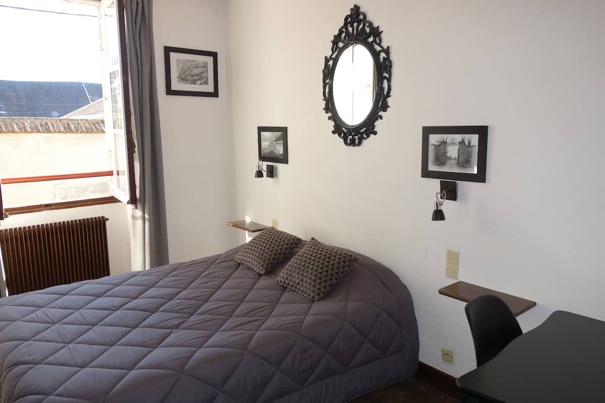 Double Room Single Use | 1 bedroom, desk, iron/ironing board, free WiFi