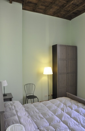 Premium bedding, desk, free cots/infant beds, free WiFi