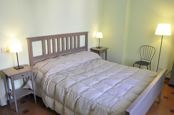 Premium bedding, desk, free cots/infant beds, free WiFi