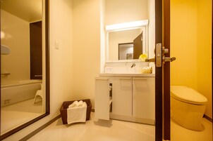 Suite (201, with 1 Rollaway Bed) | Baño | Ducha y bañera combinadas y artículos de higiene personal gratuitos