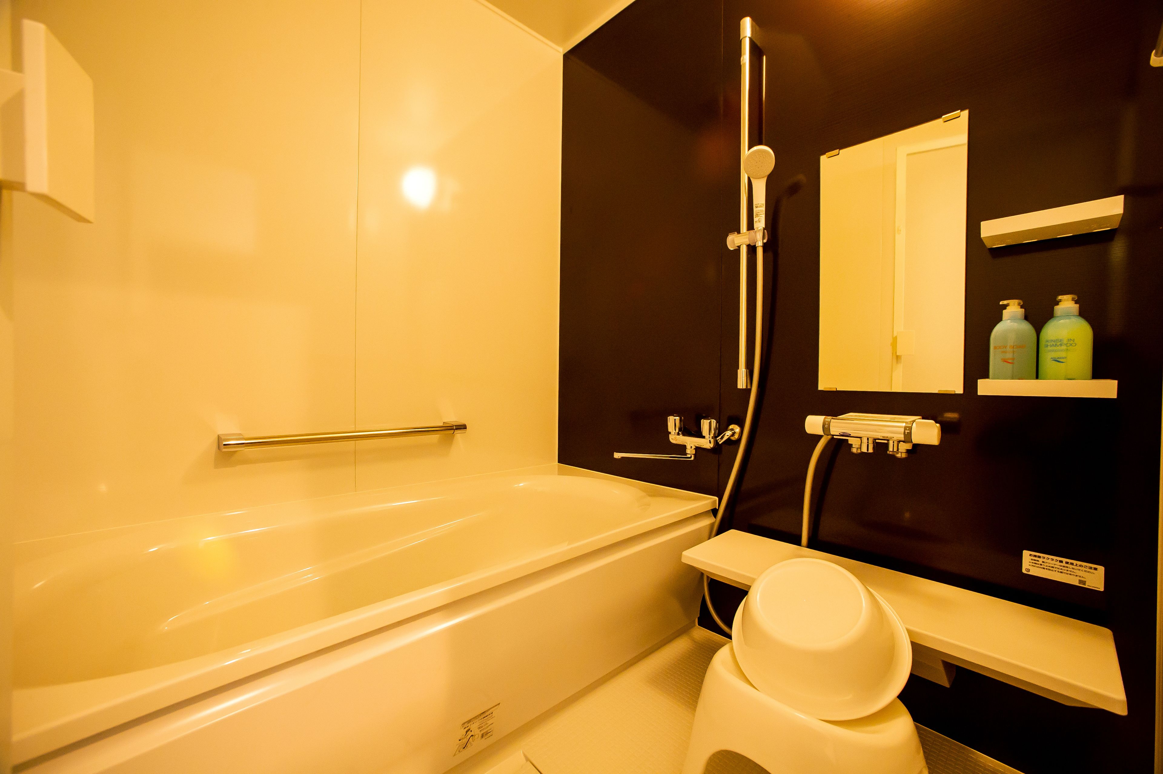 Ein Badezimmer mit Badewanne, Toilette und Spiegel.