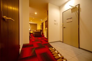 套房 (201, with 1 Rollaway Bed) | 起居区 | 平板电视、DVD 播放器