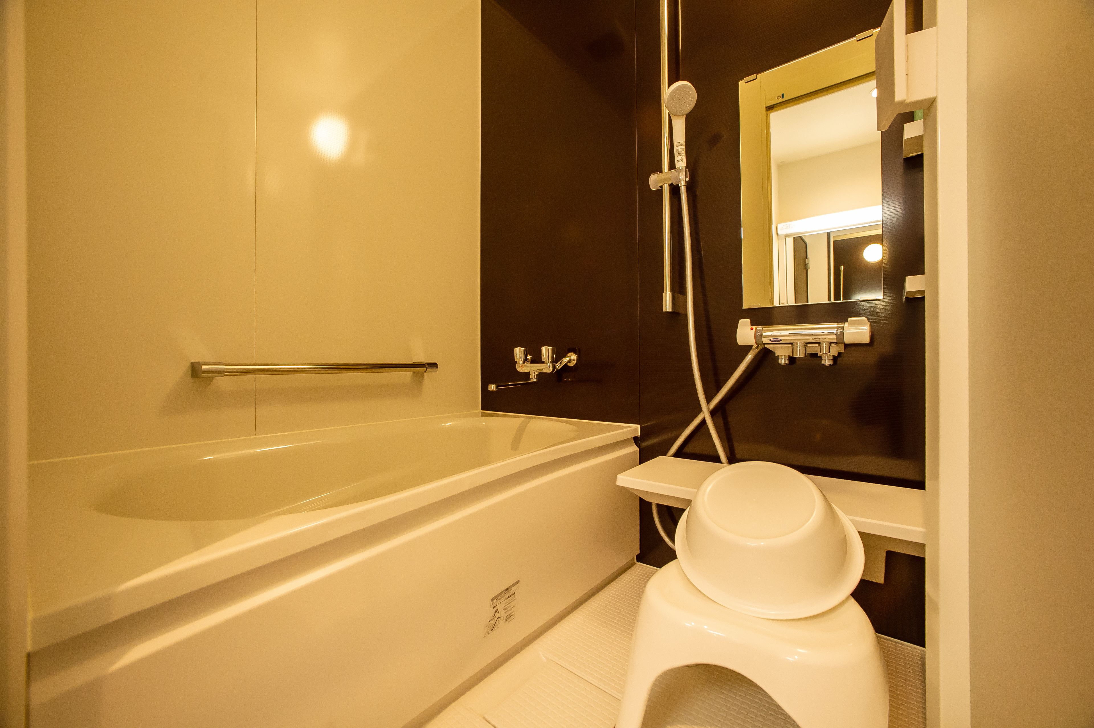 Ein Badezimmer mit Badewanne, Toilette und Dusche.