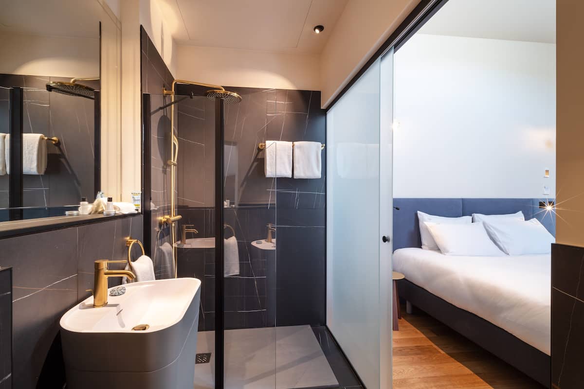 signature room | bathroom | shower, rainfall showerhead, free toiletries, hair dryer