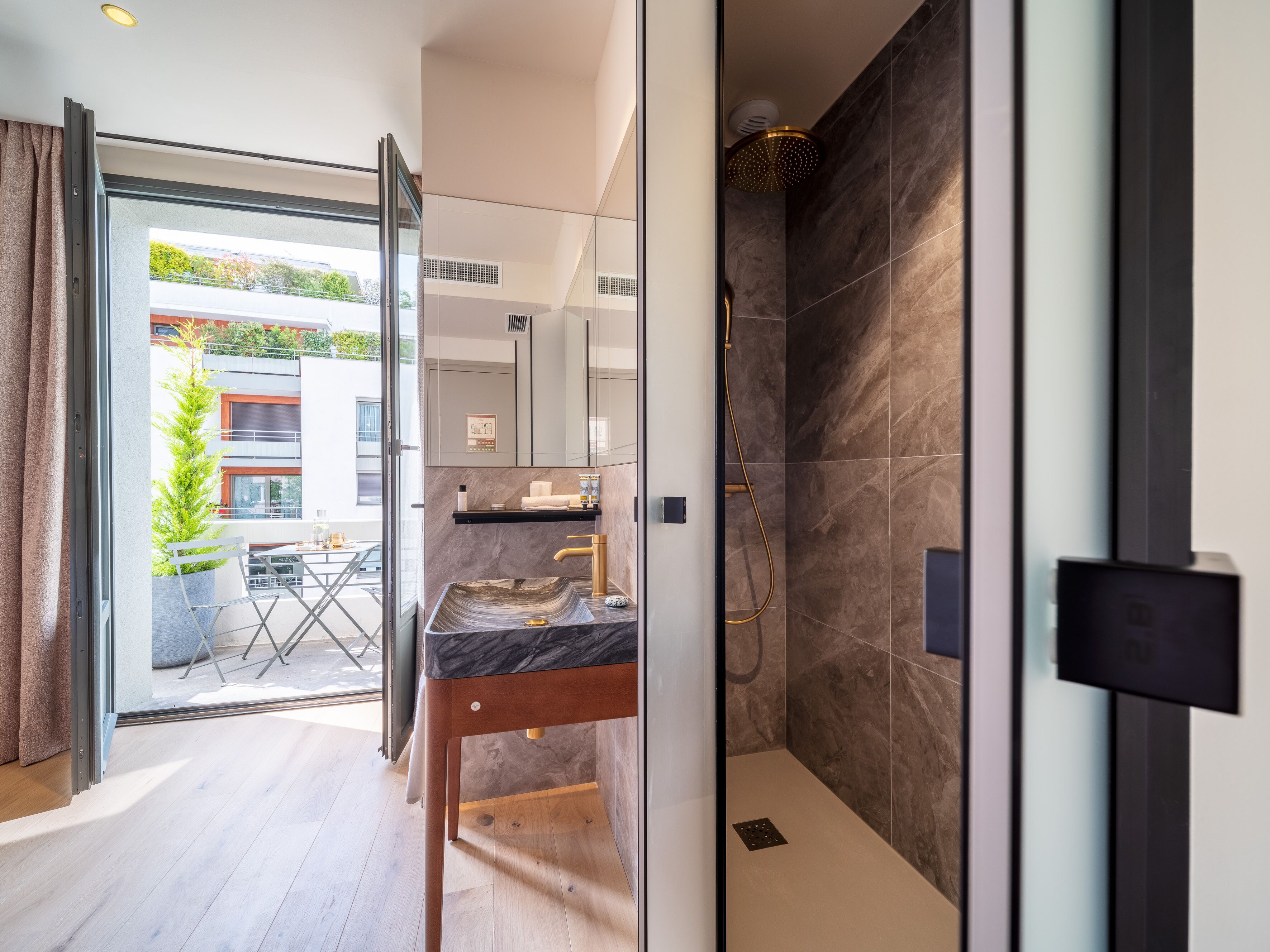executive room | bathroom | shower, rainfall showerhead, free toiletries, hair dryer