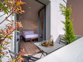 Executive Room | Hypo-allergenic bedding, memory foam beds, minibar, in-room safe