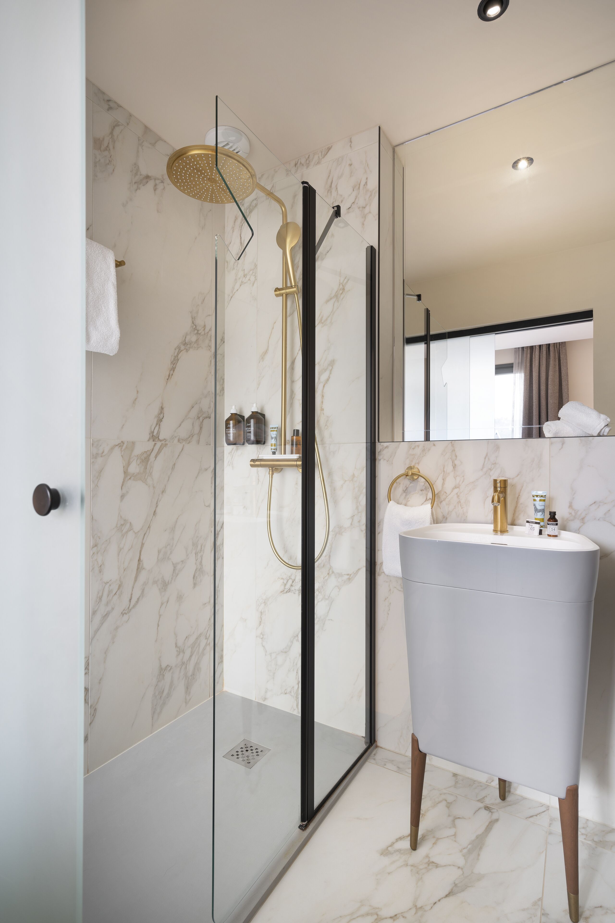 business room | bathroom | shower, rainfall showerhead, free toiletries, hair dryer