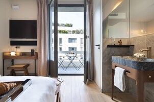 Ropa de cama hipoalergénica, colchones con efecto memoria y minibar 