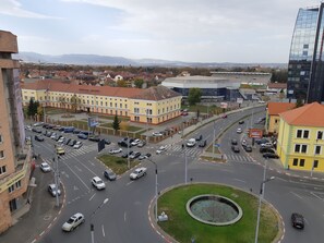 A city intersection with buildings, a roundabout, and a fountain. - Plaza 35 (Sibiu)