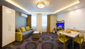 Apartament estàndard, cuina bàsica, vistes a la ciutat | Sala d'estar | Televisor de pantalla plana de 80 polzades amb canals per cable 