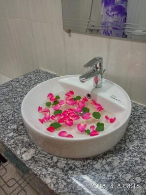 Deluxe Room | Bathroom sink