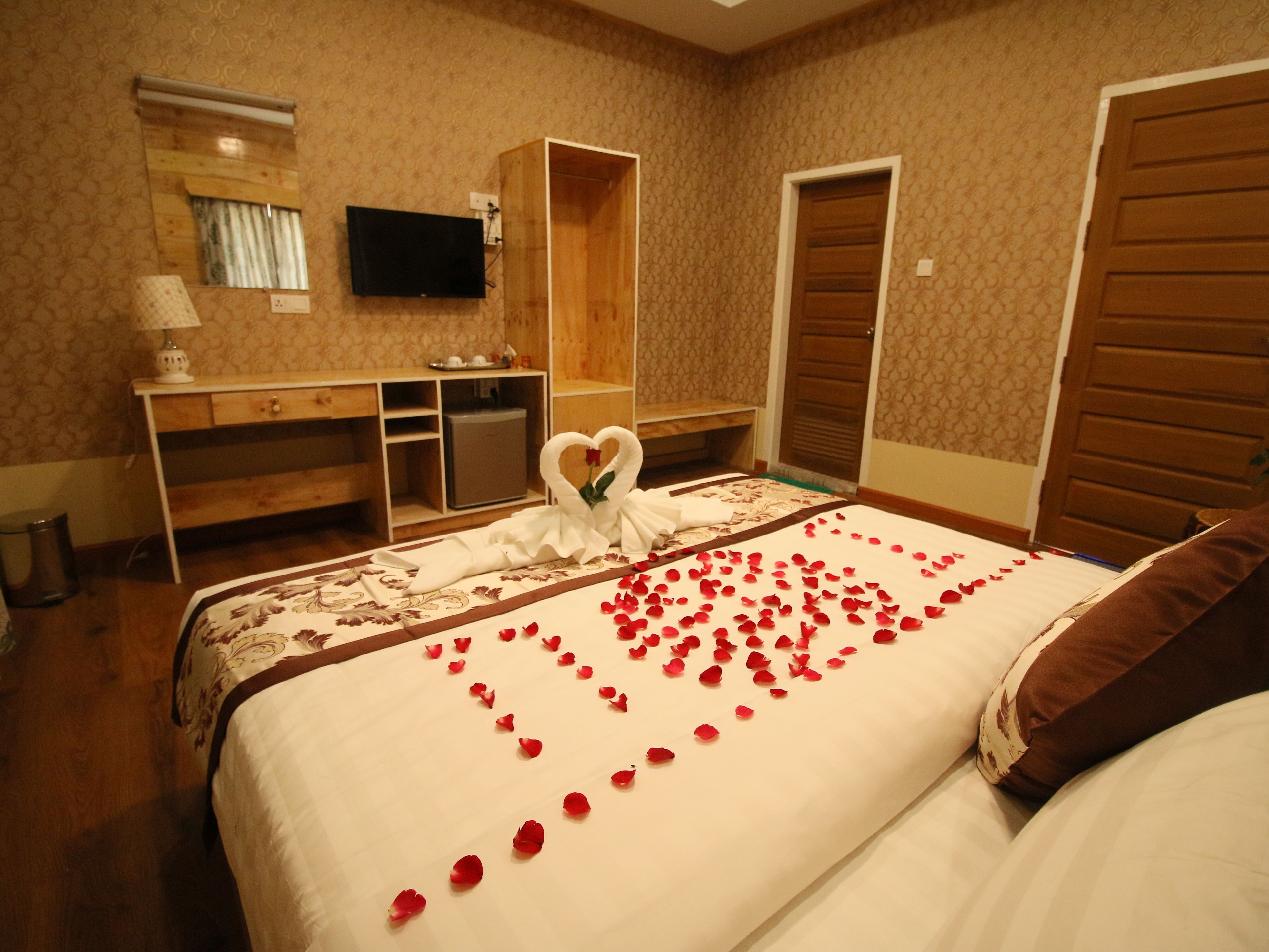 In-room safe, desk, soundproofing, free WiFi