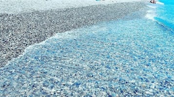 Una spiaggia nelle vicinanze, lettini da mare, teli da spiaggia