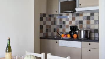 Hervidor eléctrico y trona infantil