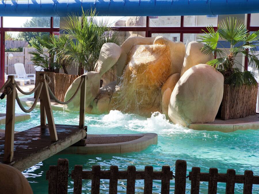 Una piscina cubierta, una piscina al aire libre de temporada