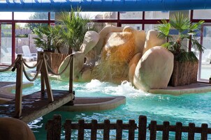 Una piscina techada, una piscina al aire libre de temporada