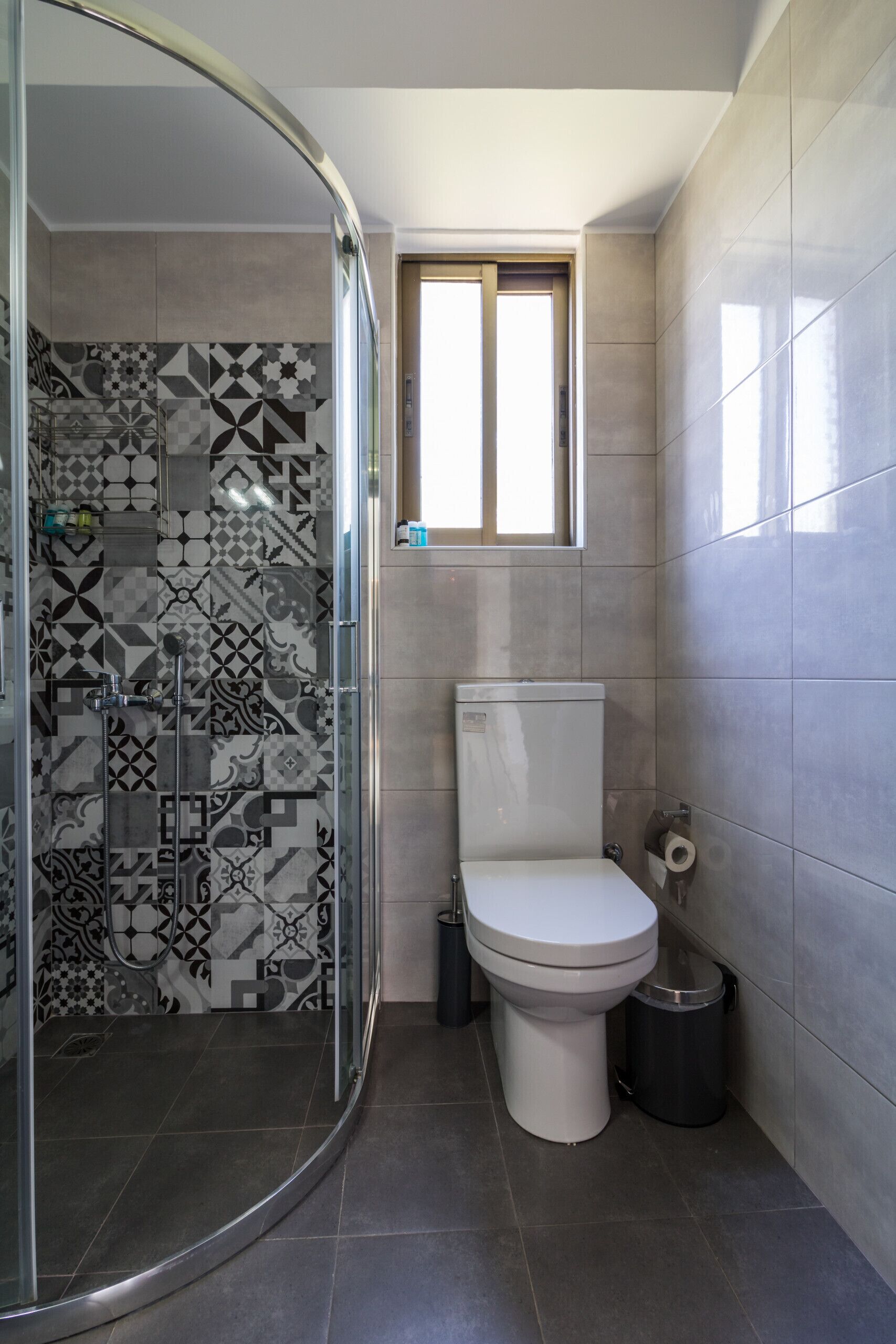 Badkar, hårtork, tvål och schampo