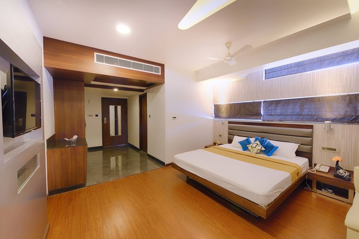 Phòng Suite Superior | Bộ đồ giường cao cấp, bàn, phòng cách âm