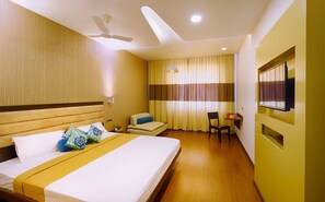Phòng Premium | Bộ đồ giường cao cấp, bàn, phòng cách âm