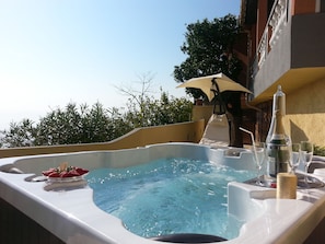 Outdoor spa tub