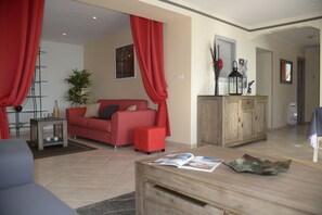 TV, caminetto, lettore DVD, libri