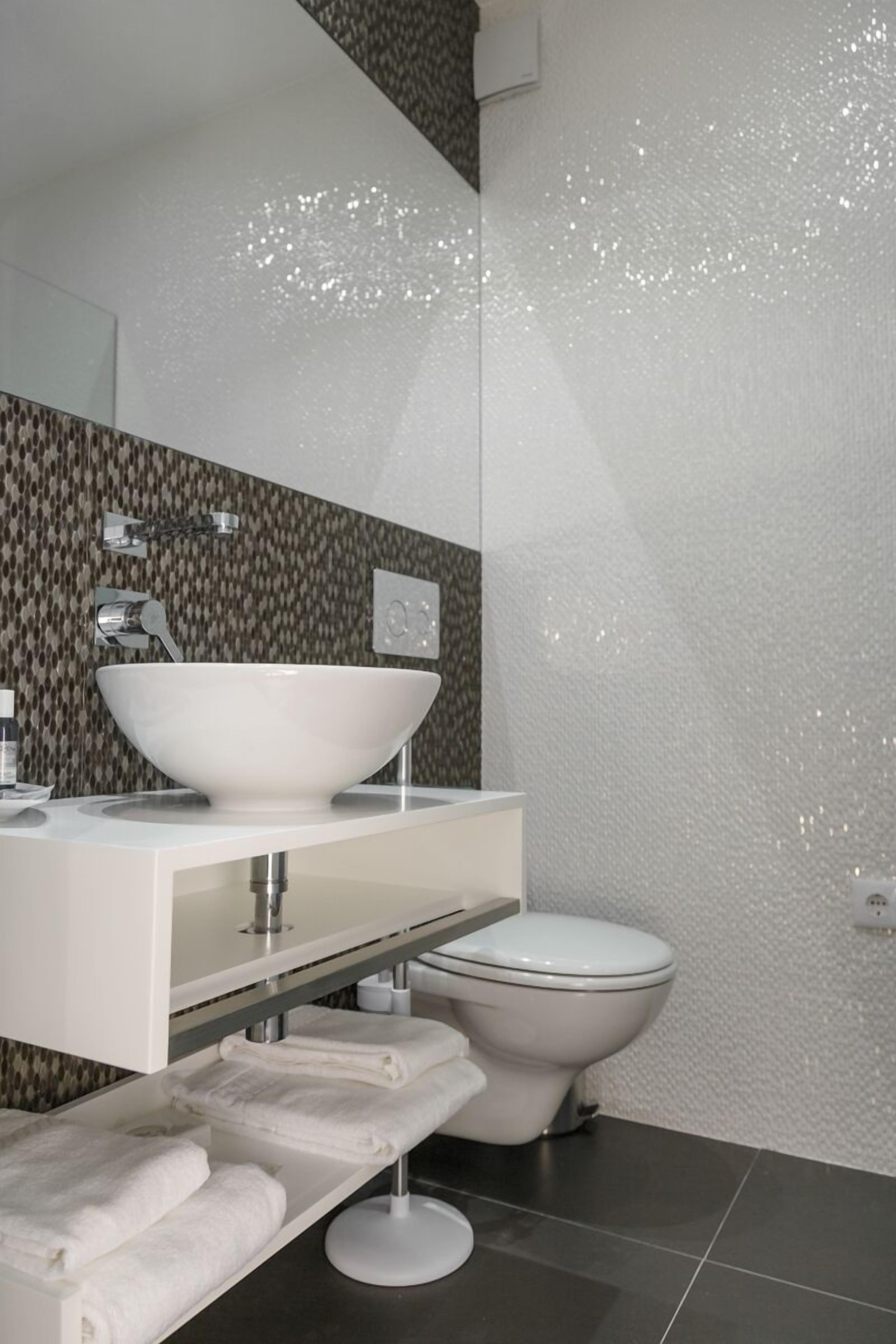 standard double or twin room, balcony, park view | bathroom | shower, free toiletries, hair dryer, towels