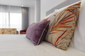 Phòng Suite Junior, ban công | Bộ đồ giường kháng dị ứng, chăn bông, két bảo mật tại phòng, bàn 