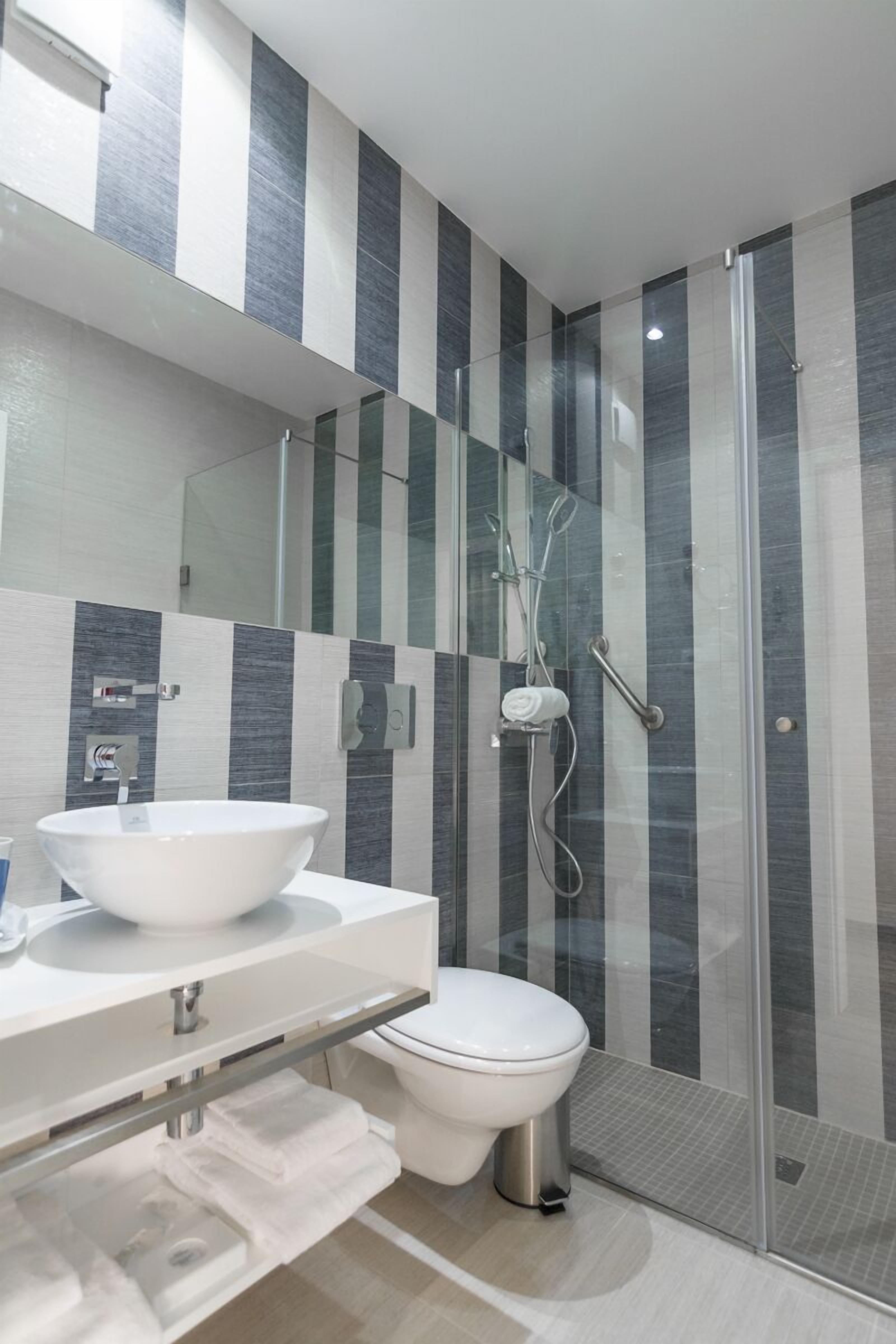 apartment, kitchenette | bathroom | shower, free toiletries, hair dryer, towels