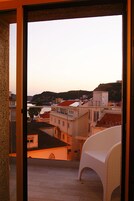 Quarto casal superior, 1 cama de casal, sacada, vista para o mar | Sacada