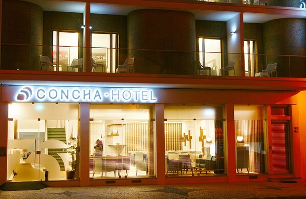 Front of property – evening/night - Hotel Concha (Alcobaça)