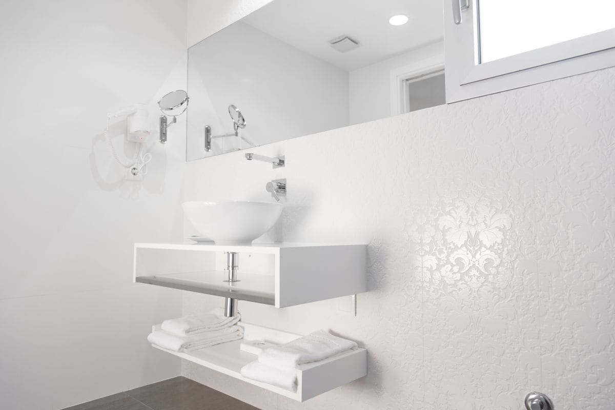 junior suite, balcony | bathroom | shower, free toiletries, hair dryer, towels