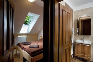 Escritorio, sistema de insonorización, cunas (de pago) y wifi gratis