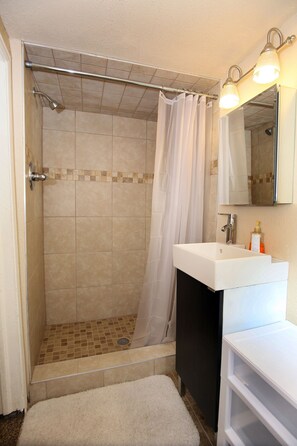 Dusche, Haartrockner, Handtücher, Seife