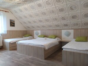 Vierbettzimmer | Verdunkelungsvorhänge, kostenlose Babybetten, Zustellbetten